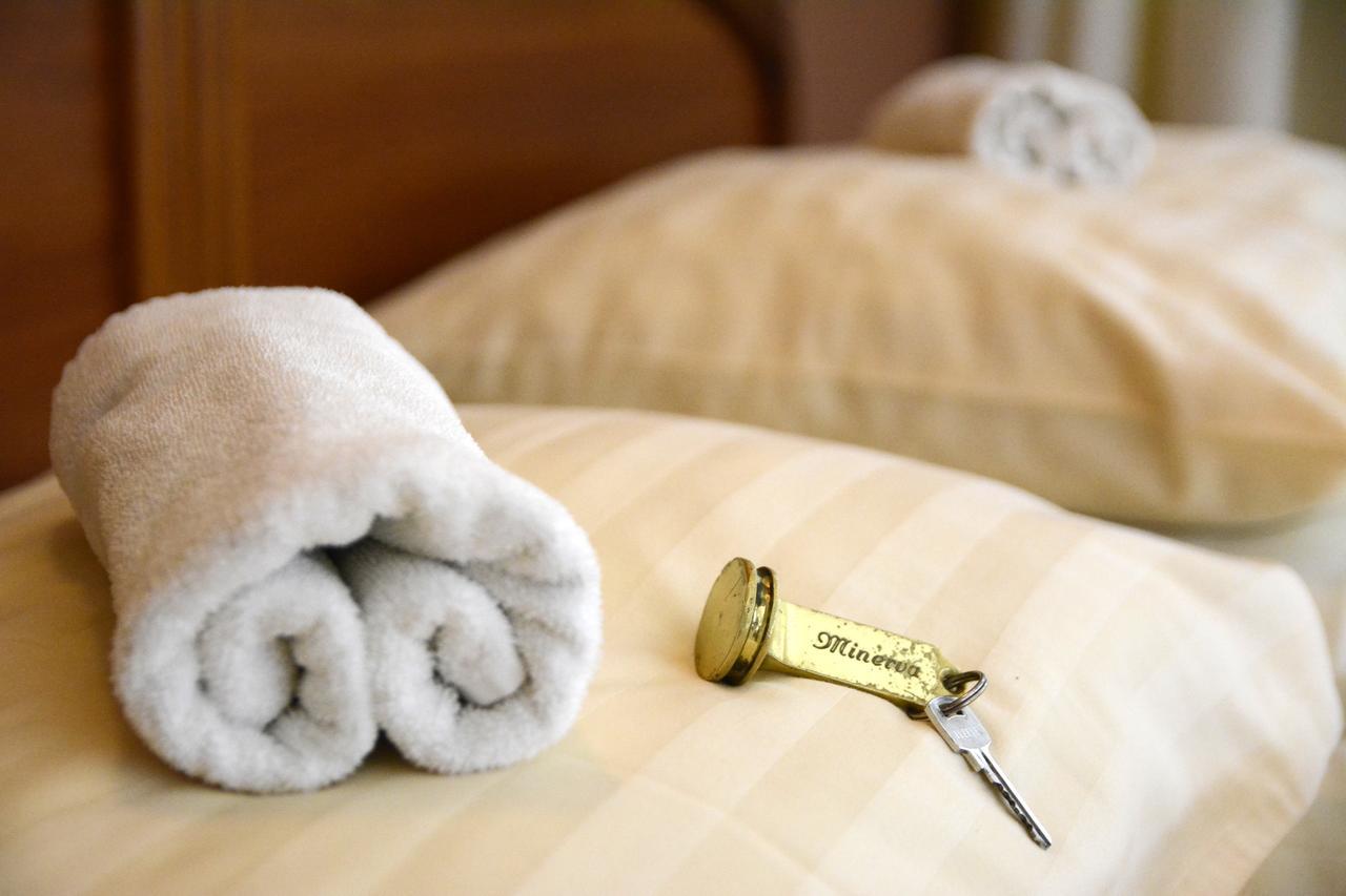 Hotel Minerva Mosonmagyarovar Bagian luar foto