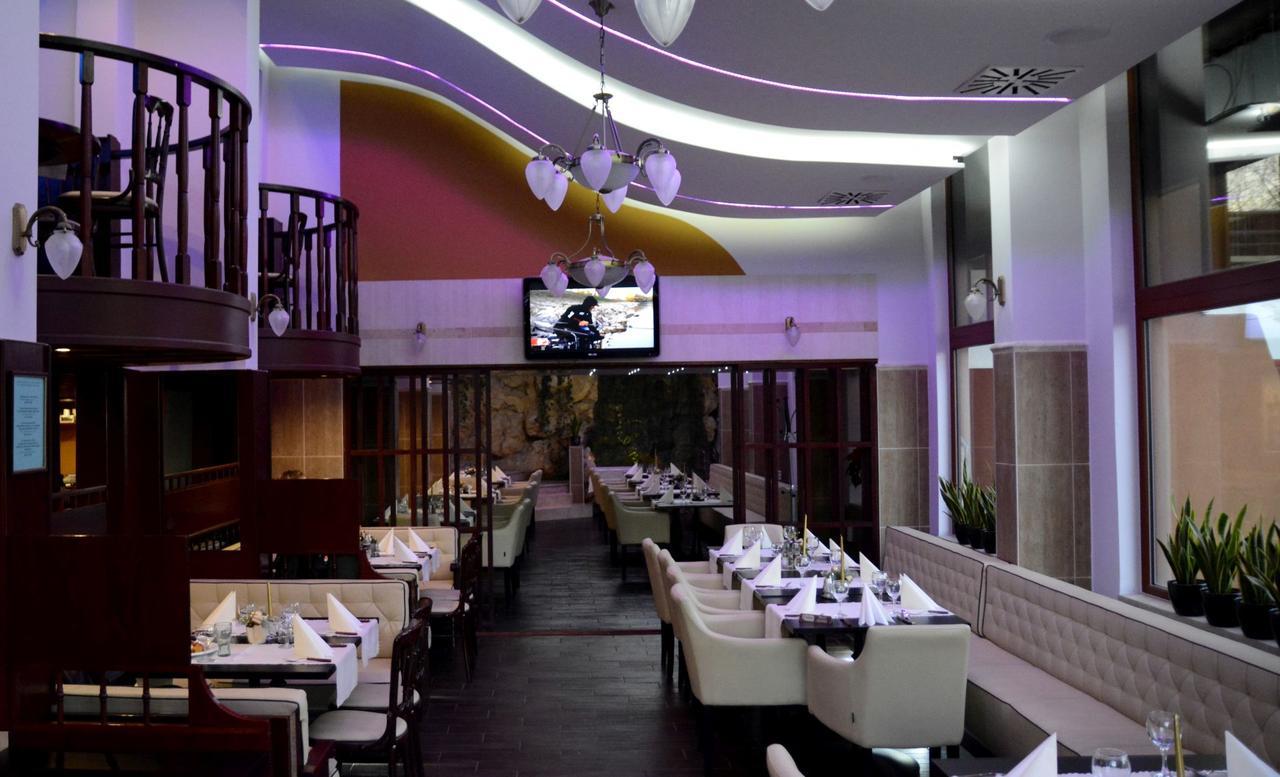Hotel Minerva Mosonmagyarovar Bagian luar foto