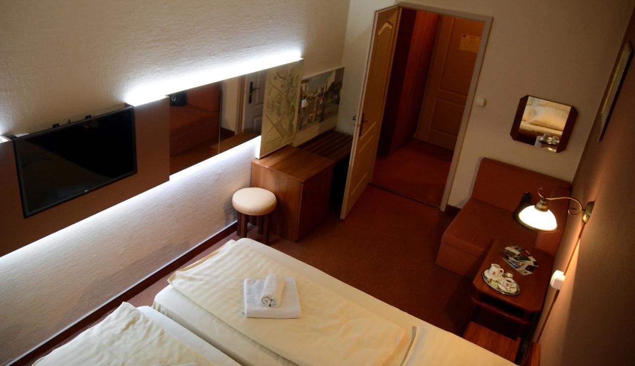 Hotel Minerva Mosonmagyarovar Bagian luar foto