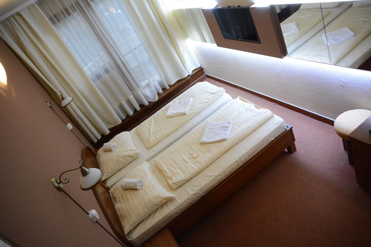 Hotel Minerva Mosonmagyarovar Bagian luar foto
